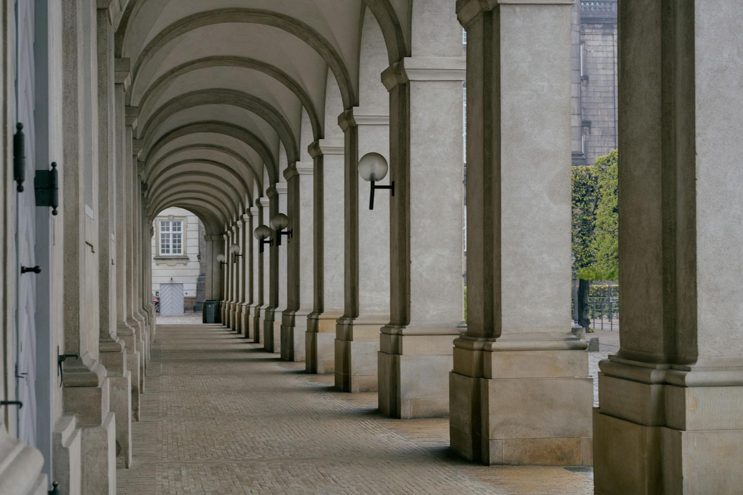 perspektiv 70mm Søylegang i København fotografert med objektiv i normalområdet